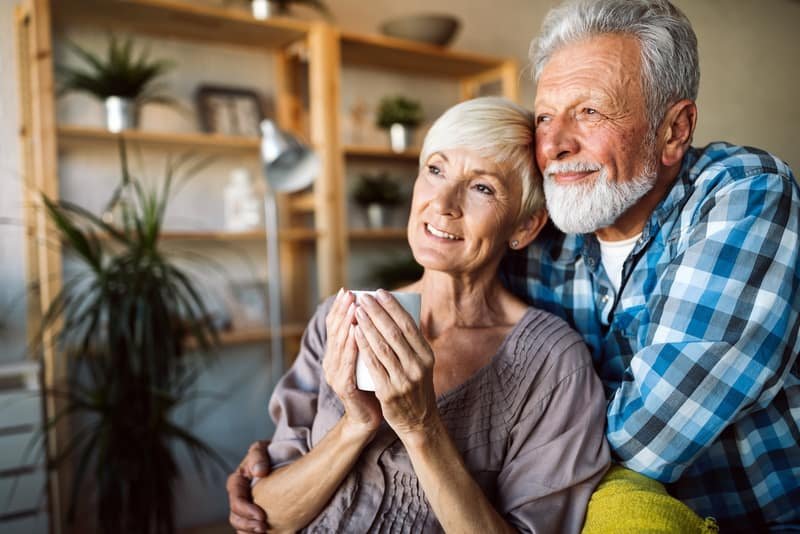 Couple de seniors sereins : la vente à terme, un paiement échelonné sécurisé pour les deux parties