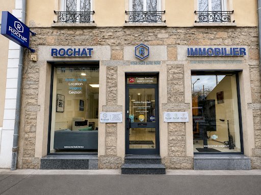 Façade de l'agence Rochat, pierres dorées et enseignes bleues, 26 cours Suchet à Lyon 2e