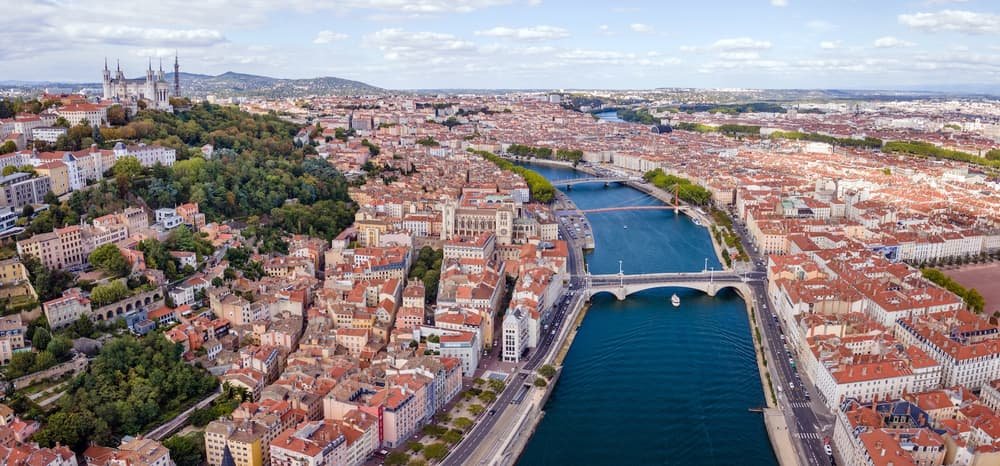 Vue aérienne de Lyon, la Saône, les toits de la Presqu'île et la colline de Fourvière