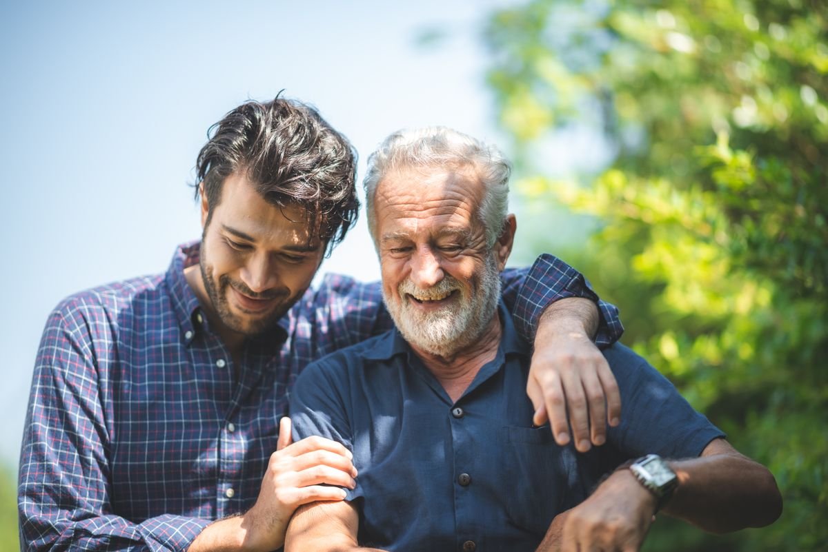 Père senior et fils adulte complices, l’accord familial au cœur d’une vente en indivision