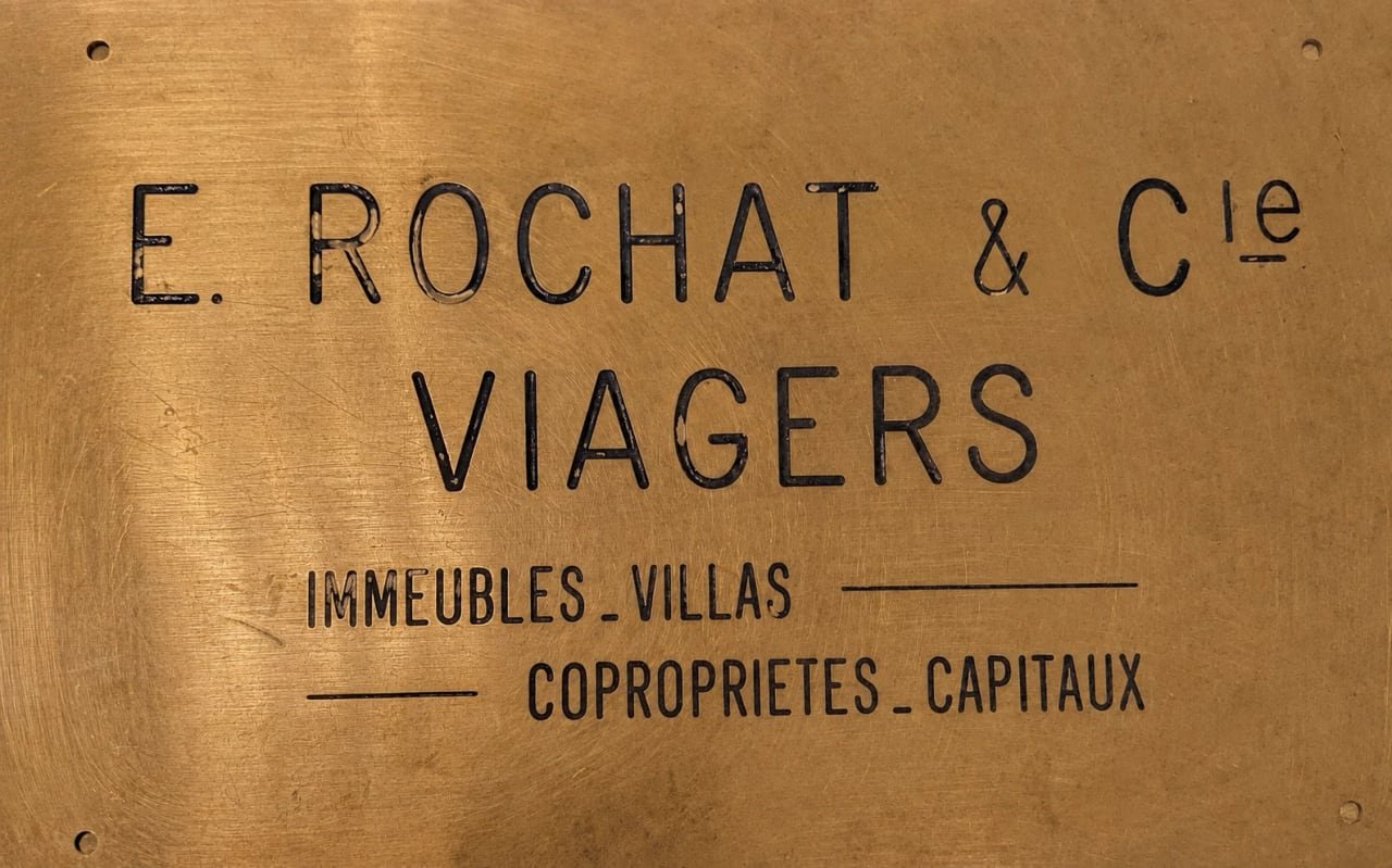Plaque en laiton « E. Rochat & Cie — Viagers », enseigne historique du cabinet Rochat