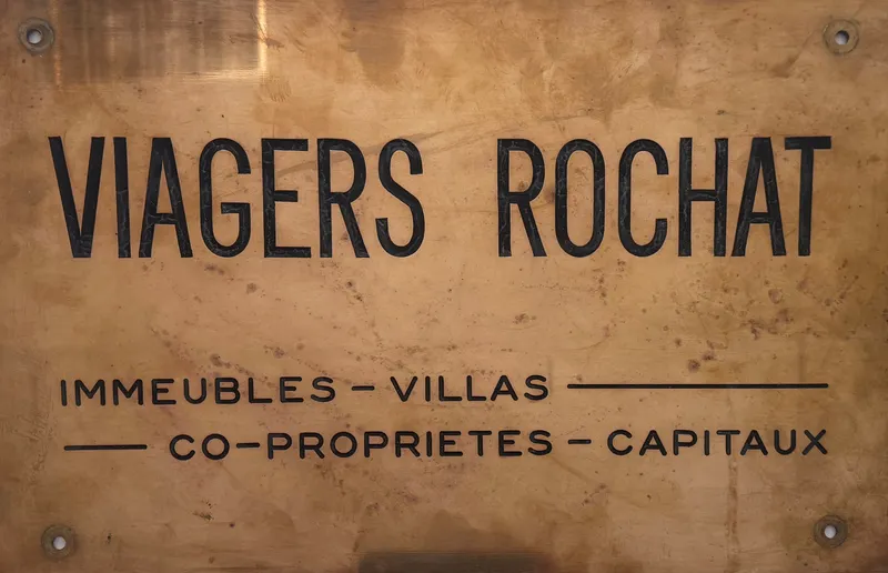 Plaque en cuivre Viagers Rochat à l'entrée de l'agence, 26 cours Suchet à Lyon 2e