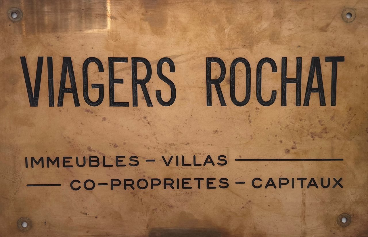 Plaque de cuivre « Viagers Rochat — Immeubles, Villas, Co-propriétés, Capitaux », enseigne du cabinet à partir de 1957
